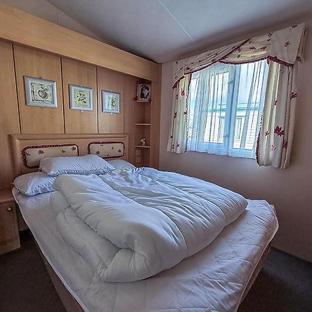 8 Berth Caravan With Decking To Hire At Naze Marine In Essex Ref 17045Nm Walton-on-the-Naze Bagian luar foto