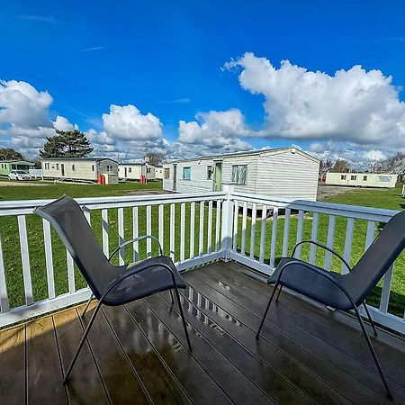 8 Berth Caravan With Decking To Hire At Naze Marine In Essex Ref 17045Nm Walton-on-the-Naze Bagian luar foto