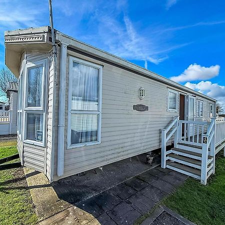 8 Berth Caravan With Decking To Hire At Naze Marine In Essex Ref 17045Nm Walton-on-the-Naze Bagian luar foto