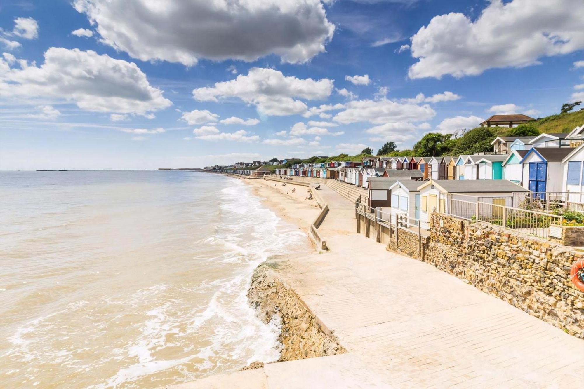 8 Berth Caravan With Decking To Hire At Naze Marine In Essex Ref 17045Nm Walton-on-the-Naze Bagian luar foto