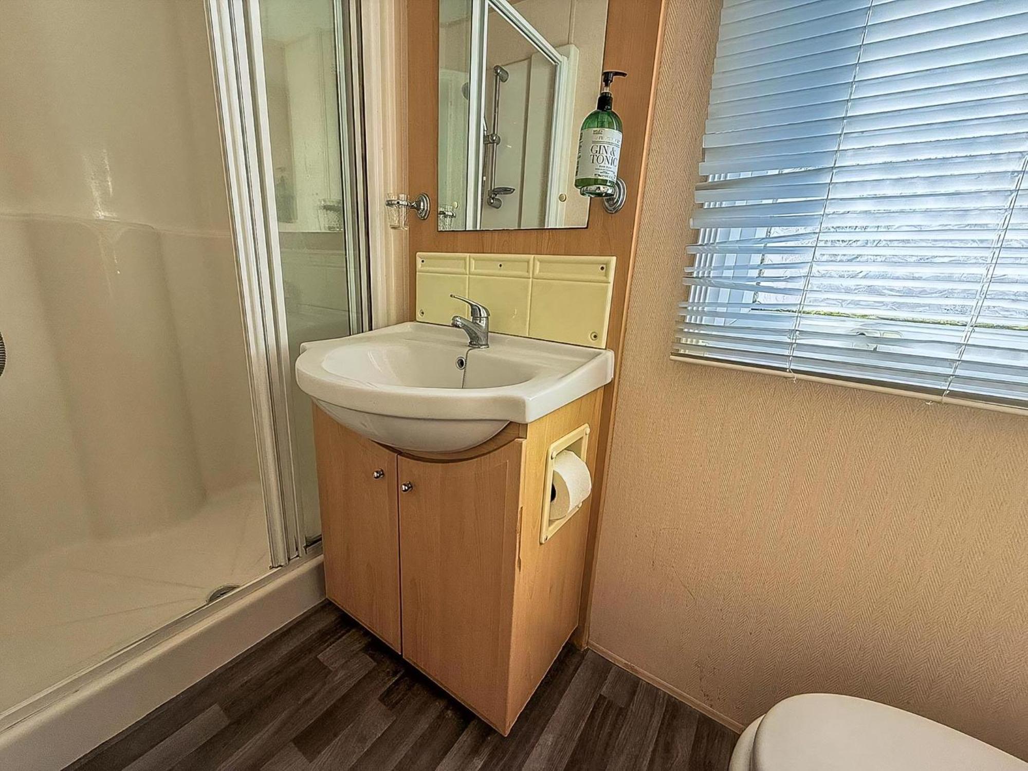 8 Berth Caravan With Decking To Hire At Naze Marine In Essex Ref 17045Nm Walton-on-the-Naze Bagian luar foto