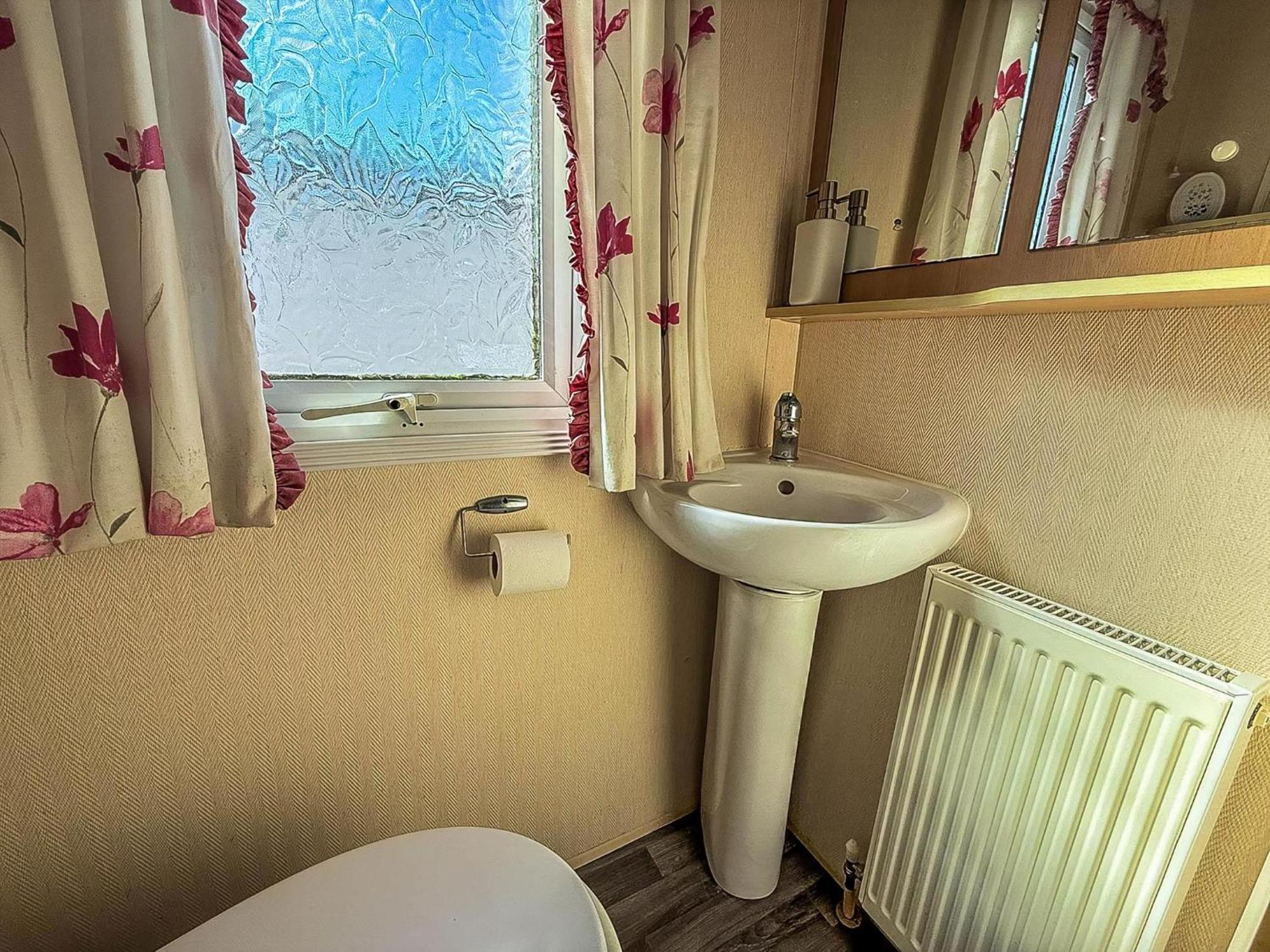8 Berth Caravan With Decking To Hire At Naze Marine In Essex Ref 17045Nm Walton-on-the-Naze Bagian luar foto