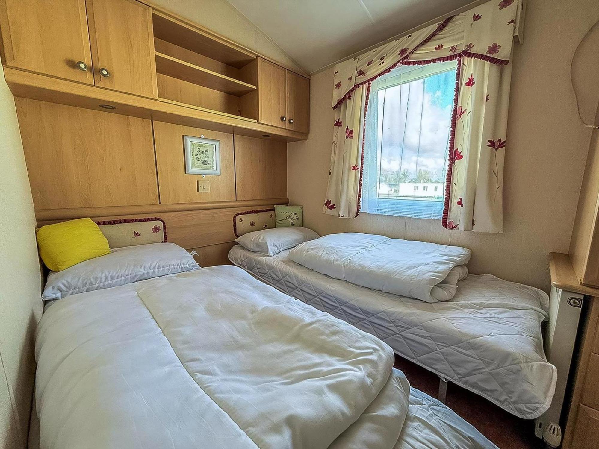 8 Berth Caravan With Decking To Hire At Naze Marine In Essex Ref 17045Nm Walton-on-the-Naze Bagian luar foto