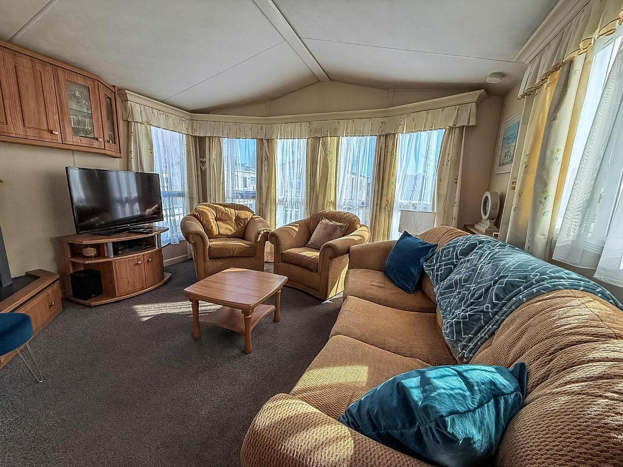 8 Berth Caravan With Decking To Hire At Naze Marine In Essex Ref 17045Nm Walton-on-the-Naze Bagian luar foto