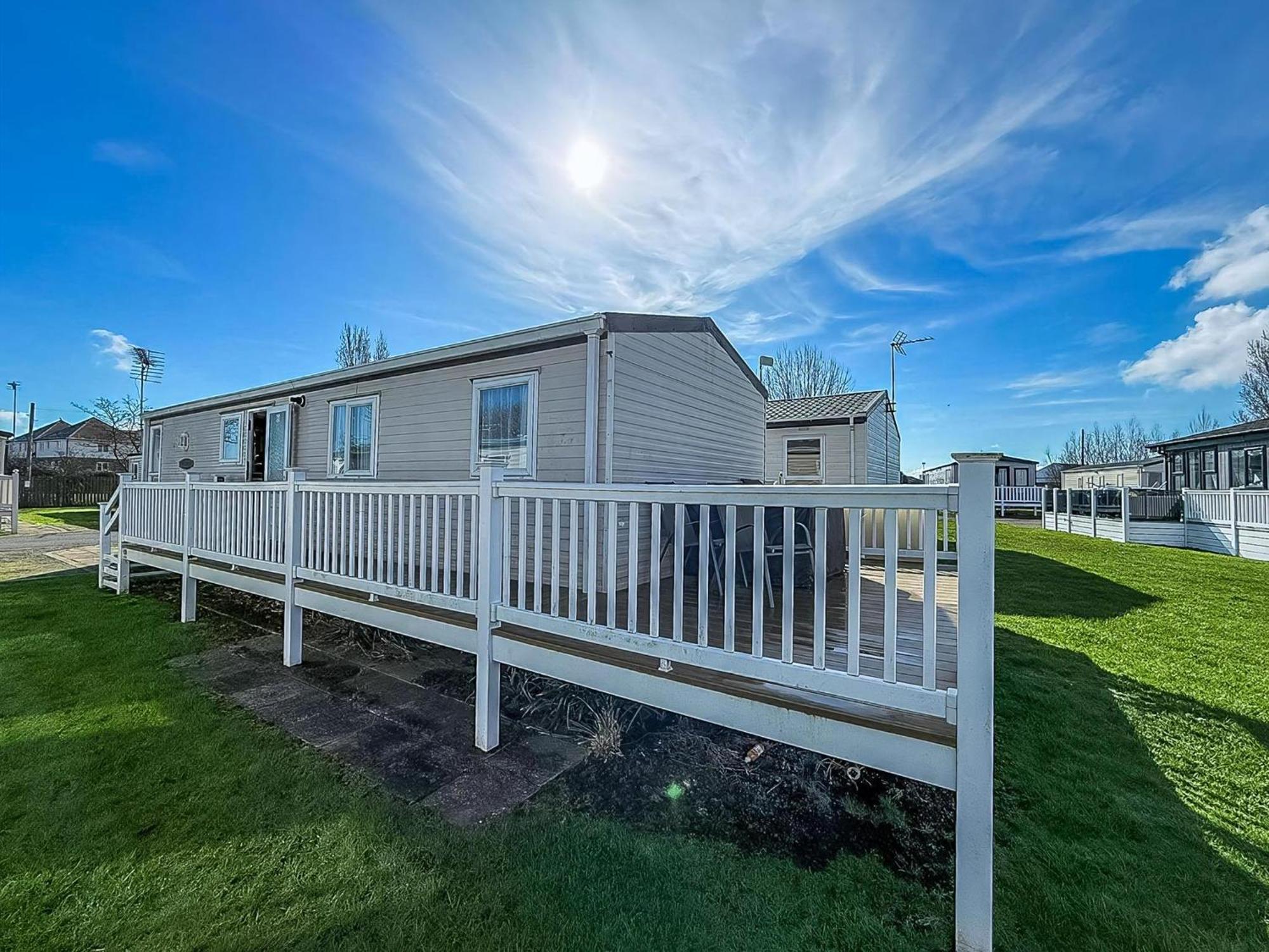 8 Berth Caravan With Decking To Hire At Naze Marine In Essex Ref 17045Nm Walton-on-the-Naze Bagian luar foto