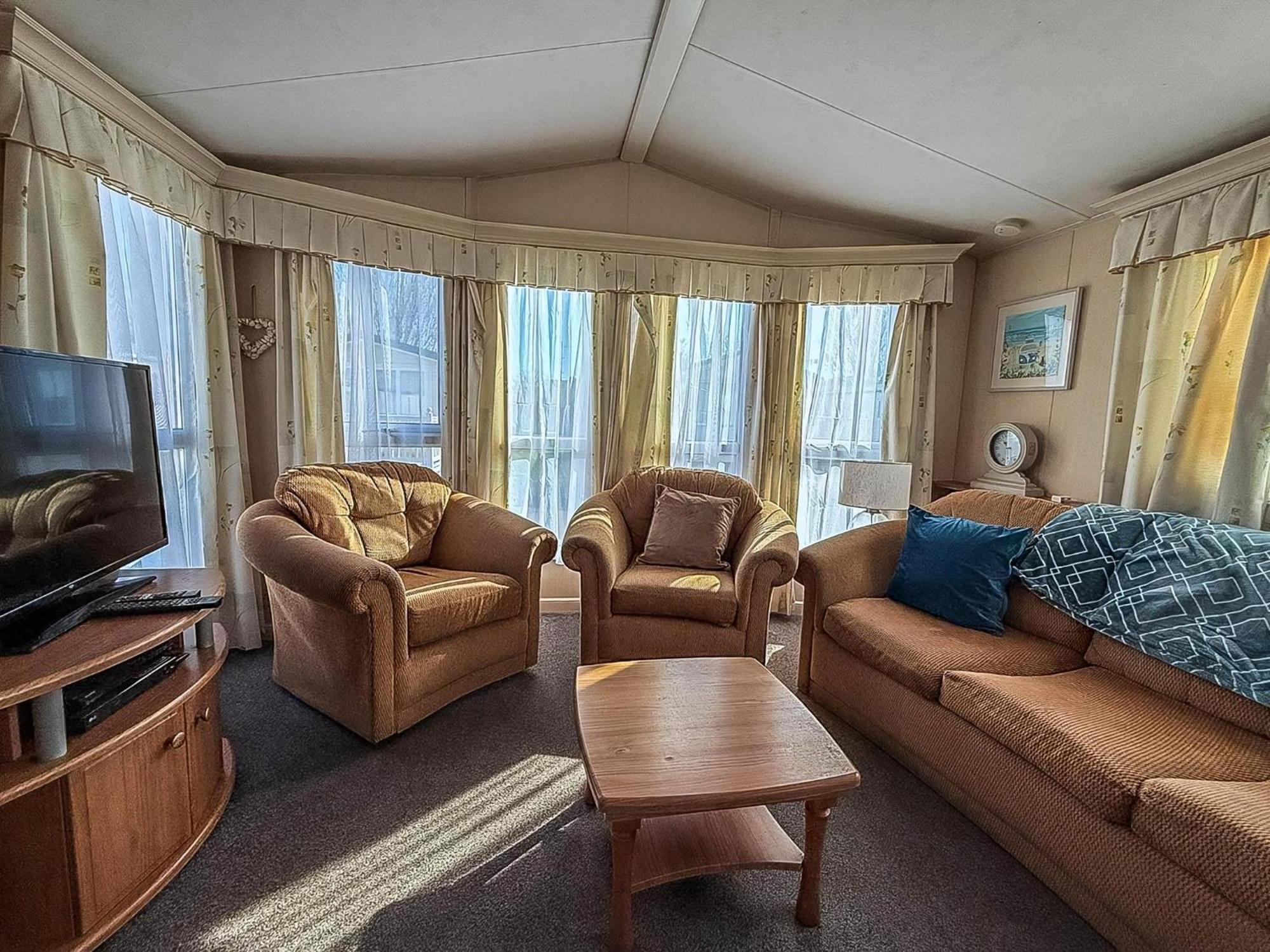 8 Berth Caravan With Decking To Hire At Naze Marine In Essex Ref 17045Nm Walton-on-the-Naze Bagian luar foto